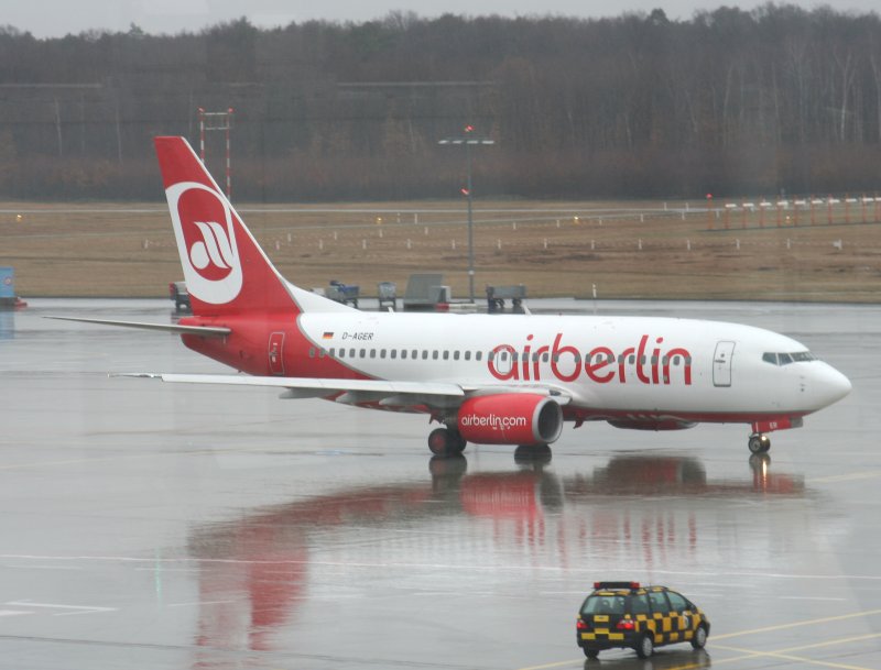 Air Berlin-B 737-75B D-AGER am 10.03.2009 im strmenden Regen auf dem Flughafen Kln-Bonn