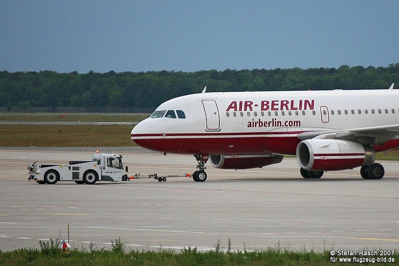 Air Berlin D-ABGB beim Pushback / Berlin TXL