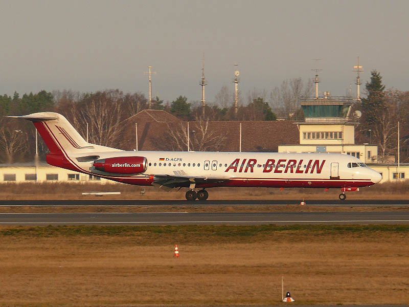 Air Berlin F100  D-AGPR Berlin TXL 15.12.2007 - vielleicht ein Fotomotiv, das man bei der Air Berlin nicht mehr lange aufnehmen kann. Sind doch in letzter Zeit einige Boeing 737-700 zur Air Berlin gekommen.