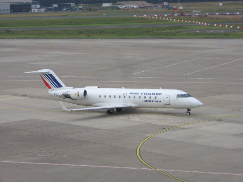 Ein CRJ 200 der Britt Air (Air France Tochter) rollt