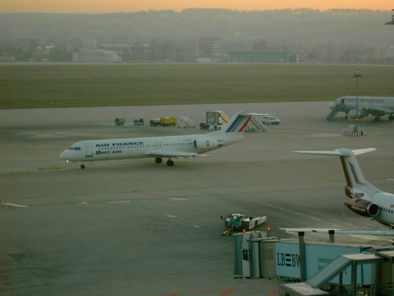 Eine Fokker 70 der Air France rollt Richtung Startbahn.(27.12.06) 