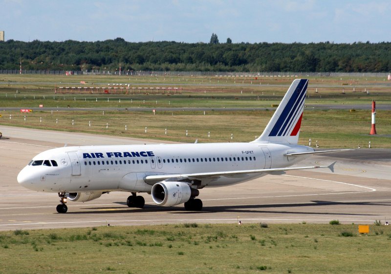 Air France A 320-211 F-GFKT bei der Ankunft auf dem Flughafen Berlin-Tegel am 12.09.2009