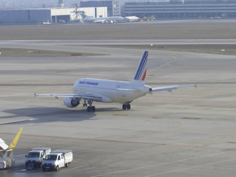 Air France-Airbus A318 mit der Kennung F-GRXE beim Taxiing auf dem Stuttgarter Flughafen