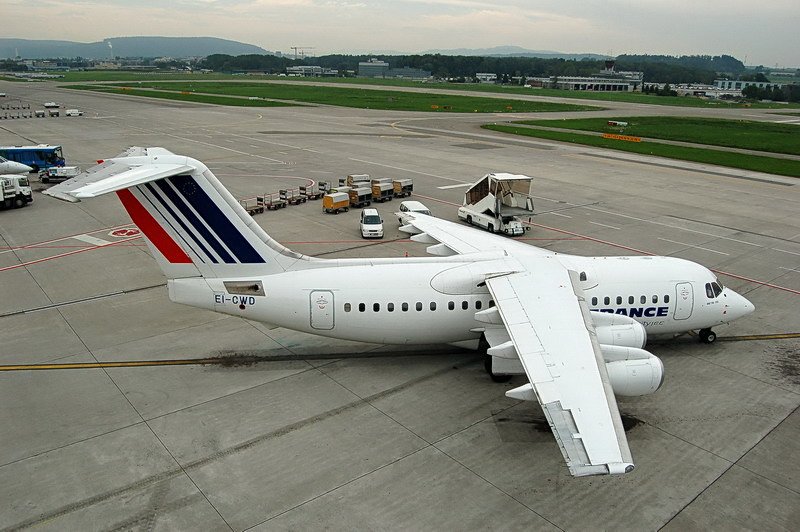 Air France, EI-CWD, British Aerospace BAe-146-200. Blick von der Zuschauerterrasse auf das Vorfeld am 6.9.2006. Rechts oben im Hintergrund ist die Flughafenfeuerwehr stationiert.