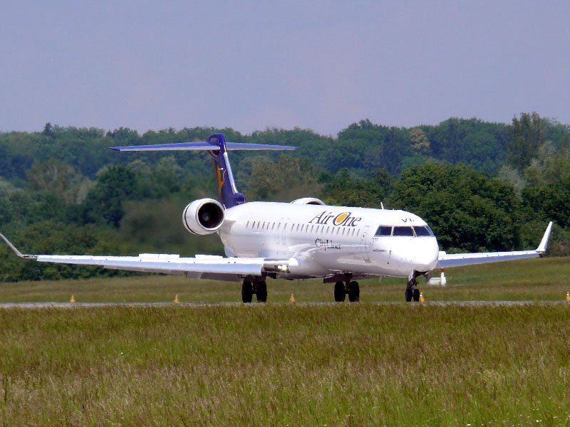 Air One CRJ 900 landet in Zrich auf der Runway 14