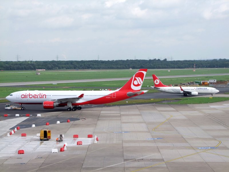 AIRBERLIN(D-ALPH)+ Turkish(TC-JGM)stehen am Dsseldorfer Flughafen Heck an Heck;080904