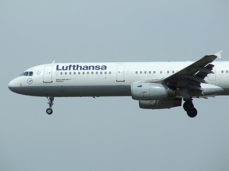 Airbus A 321-100  Konstanz  der Lufthansa bei der Landung in Frankfurt am Main am 07.08.2008.