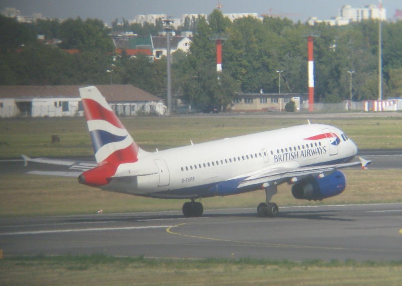 Airbus A319 der British Airways beim Start in Berlin-Tegel