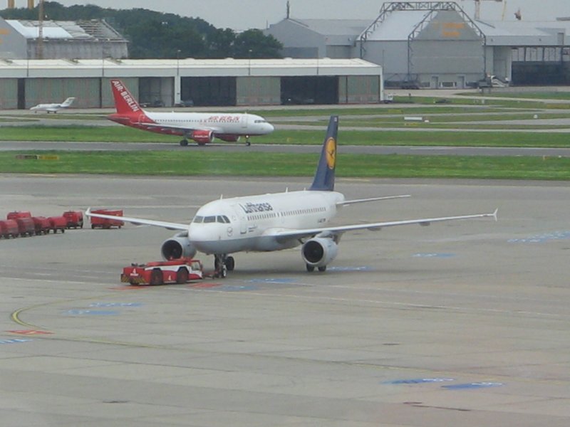 Airbus A320-200 D-AIPY der Lufthansa beim Push-back in Hamburg