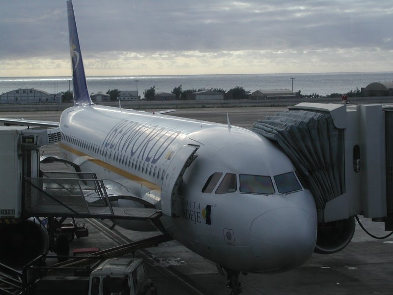 Airbus A320 der Iberworld auf Gran Canaria (Spanien) am 4 April 2003 fotografiert.