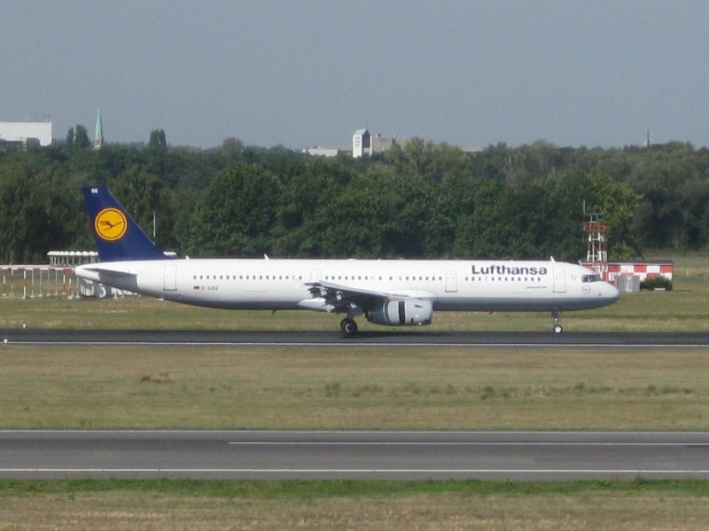 Airbus A321-100 der Lufthansa bei der Landung auf der Runway 08L des Berliner Flughafen Tegel