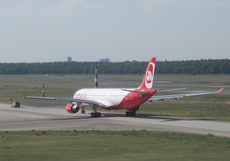 Airbus A330 der Air Berlin beim Taxiing in Berlin-Tegel