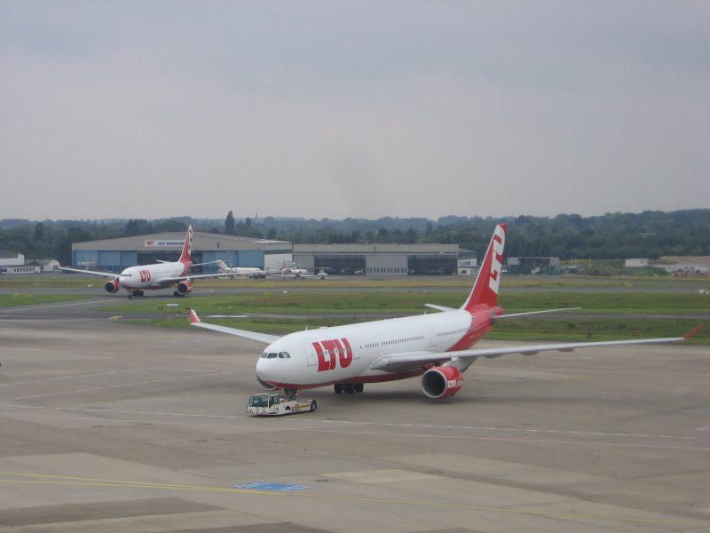 Am 12.07.2007 treffen sich die beiden A 330-200 D-ALPC (hinten) und D-ALPA (vorne) der LTU in neuer Lackierung in Dsseldorf.