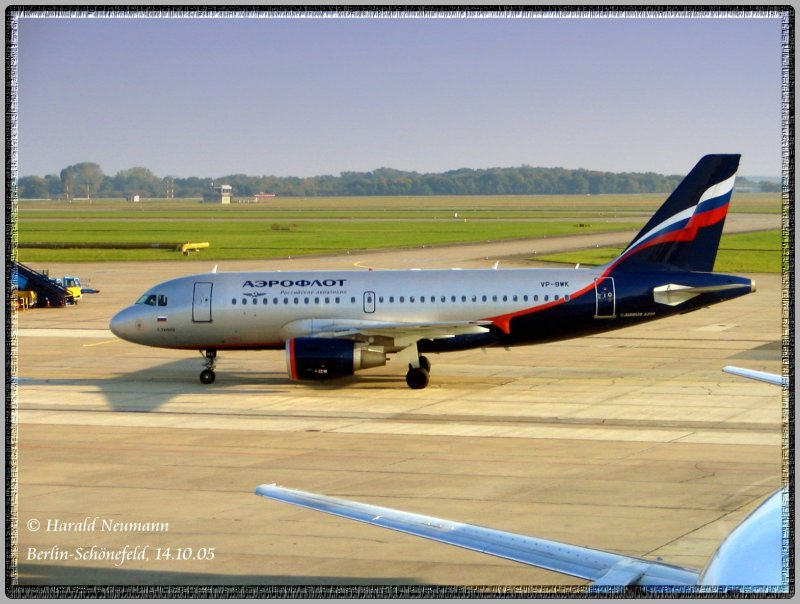 Am 14.10.05 wartet ein Airbus A319 der Aeroflot in Berlin-Schnefeld auf seinen nchsten Flug.