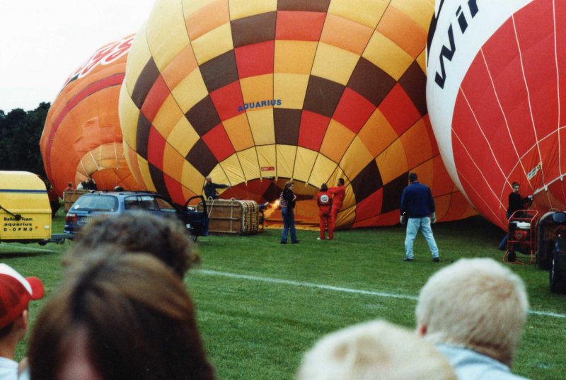 Am Ende des Flugtages 2005 auf dem Flugplatz Weser-Wmme gab es noch einen Massenstart der Heiluftballone zu sehen.
Hier ist man gerade mit den Vorbereitungen der Ballons beschftigt.