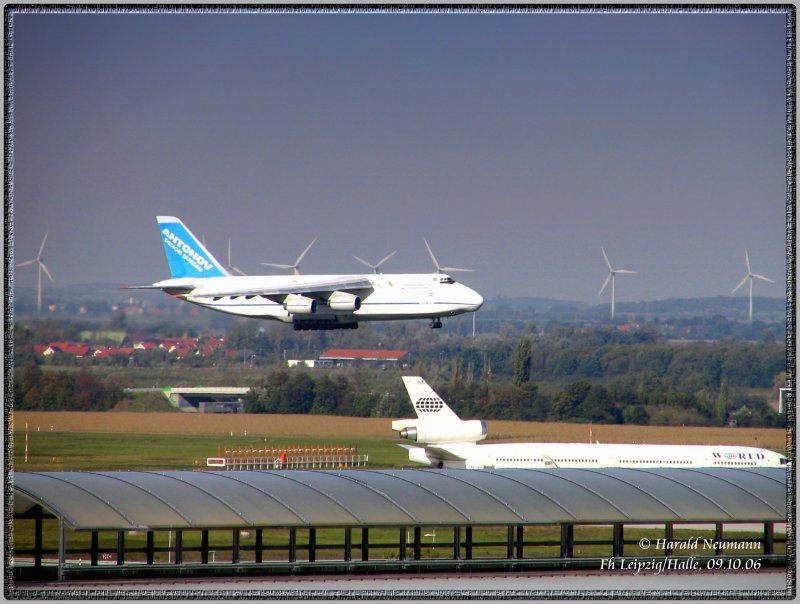 Am Flughafen Leipzig/Halle landet soeben eine AN124-100 der Antonov-Airtransport. 09.10.06
