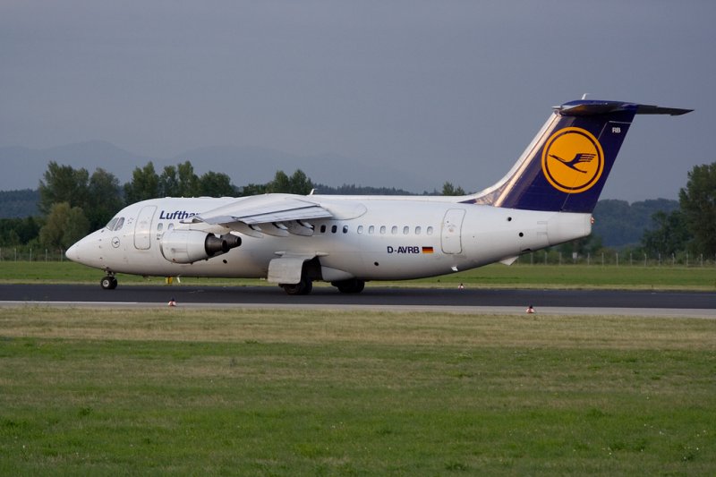 Am frhen Morgen verlsst eine Avro RJ 85 der Lufthansa CityLine Linz.