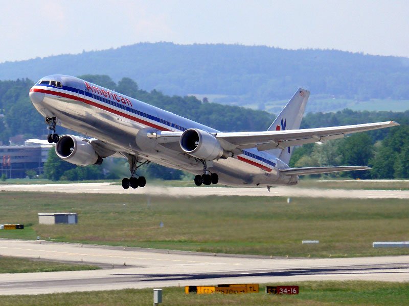 American Airlines B 767 N39367 startet in Zrich auf der Runway 16