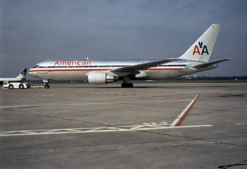 American Airlines, N334AA, Boeing 767-223/ER. Diese Maschine war das erste Flugzeug, dass am 11. Sept. 2001 in das World Trade Center strzte. Ein schrecklicher Tag fr die Welt und die Luftfahrt. Tegel 90er Jahre.