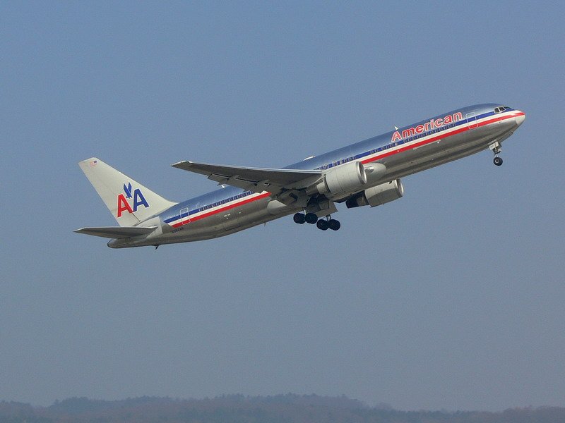 American Airlines, N392AN, Boeing 767-323/ER. Die Boeing mit ihrer tollen Bemalung hebt von RWY 16 ab in den Zrcher Himmel.19.3.2006.
