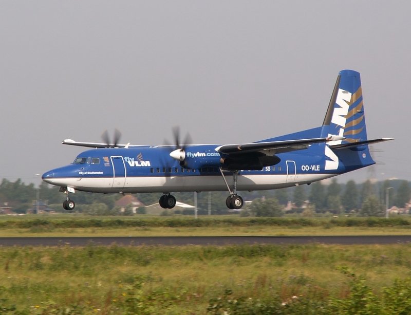 Tiefer Endanflug dieser VLM Fokker auf die Polderbaan. Das Foto