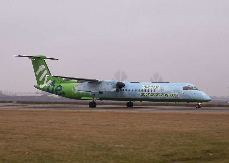 In einer sehr interessanten Sonderlackierung fliegt diese Dash von Flybe