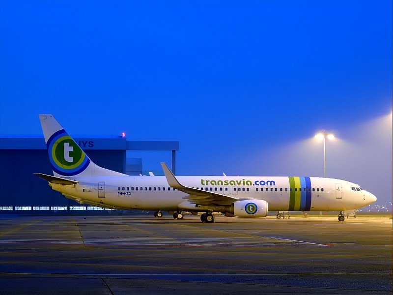 Langsam senkt sich die Nacht �ber den Flughafen Amsterdam. Das
