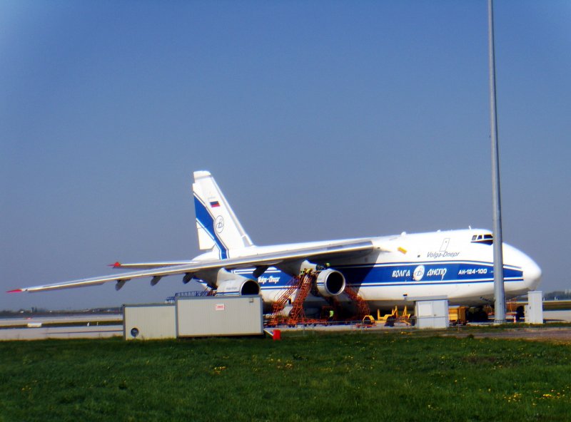AN-124-100 am Wartungssttzpunkt der Ruslan-Salis GmbH in Schkeuditz. Es werden Wartungsarbeiten an einem der Triebwerke durchgefhrt, 24.04.2009.