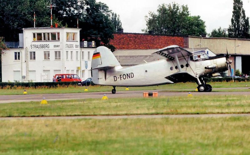 An-2, D-FOND, rollt am Tower in Strausberg vorbei - Sommer 1998