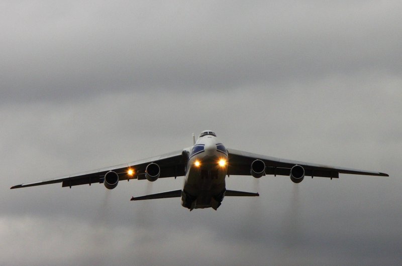 Start einer Antonov in FDH
Transport eines Sateliten der EADS nach