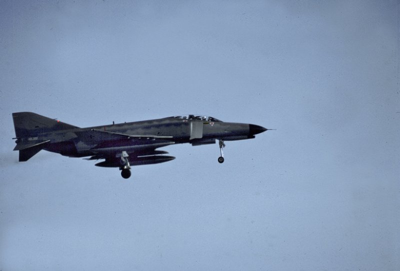 Anflug einer Phantom auf den Luftwaffen-Sttzpunkt Jever/Wittmund
in Ostfriesland. Aufn. 1982