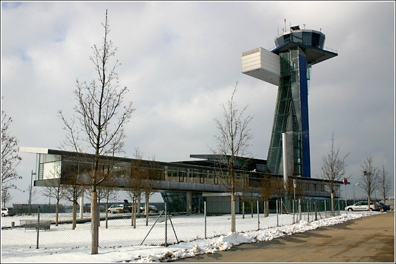 Architektonisch interessant gestalterter Tower am Flughafen Nrnberg. Architekten: Behnisch und Partner aus Stuttgart. 5.3.2006 (Matthias)