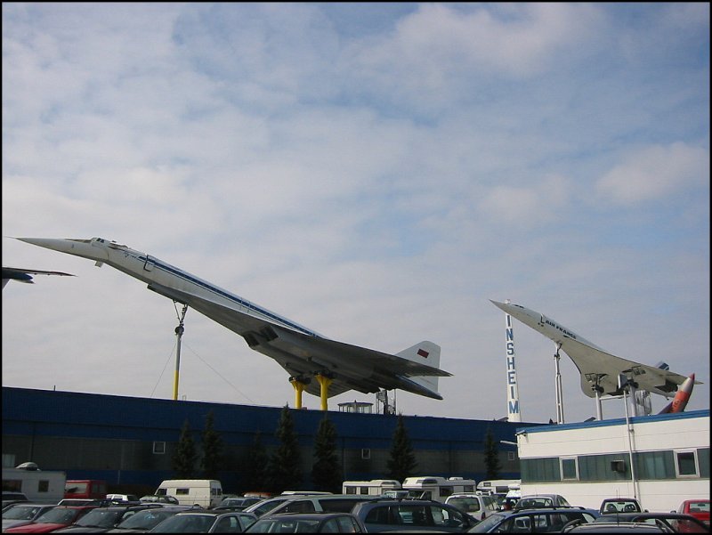 Auf dieser Aufnahme vom 20.03.2005 sind die beiden berschall-Passagierflugzeuge TU-144 (vorne) und Concorde (dahinter) auf dem Dach einer der Ausstellungshallen vom Technik-Museum in Sinsheim zu sehen.