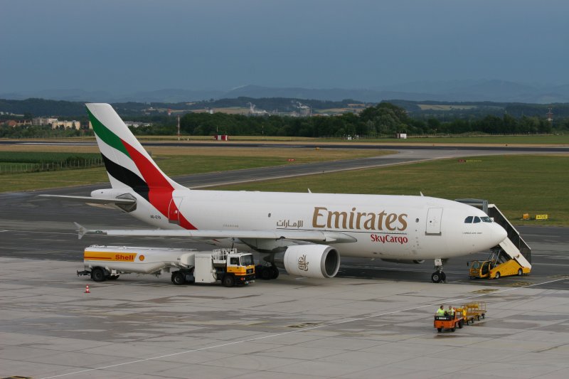 Auf Grund eines Unwetters in Wien Schwechat am 21. Juni 2007  musste der Airbus A310-300F der Emirates SkyCargo mit der Kennung A6-EFA in Linz Hrsching landen. 
