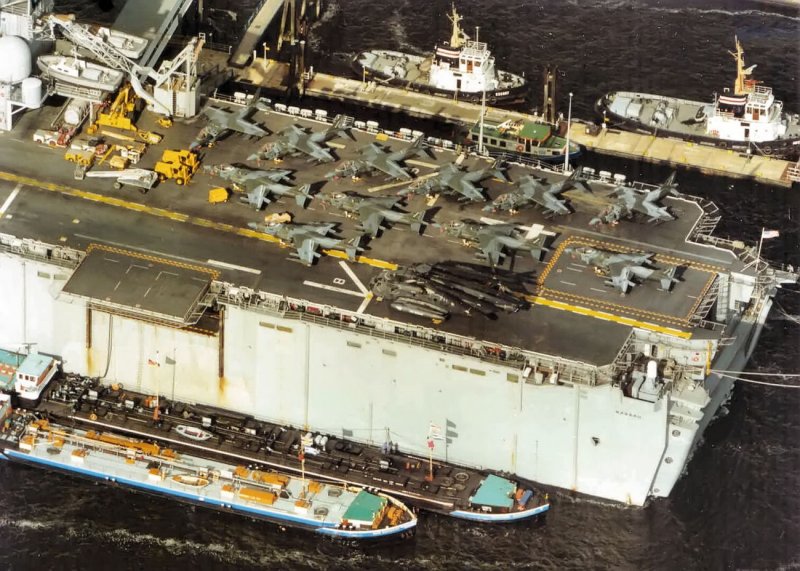 AV 8 B Harrier an Deck des Amphibischen Angriffschiffes - USS Nassau - 1988 in Hamburg. 
