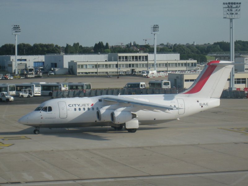 Avro RegionalJet RJ85 EI-RJC, CityJet rollt in Paris-Orly zur Startbahn.
