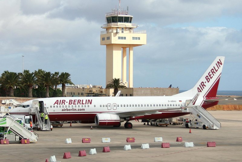 B 737-86J(WL) D-ABAU am 28.10.2008 auf dem Flughafen von Fuerteventura nach nchtlicher Reparatur und 20 h Versptung des Fluges AB 1013