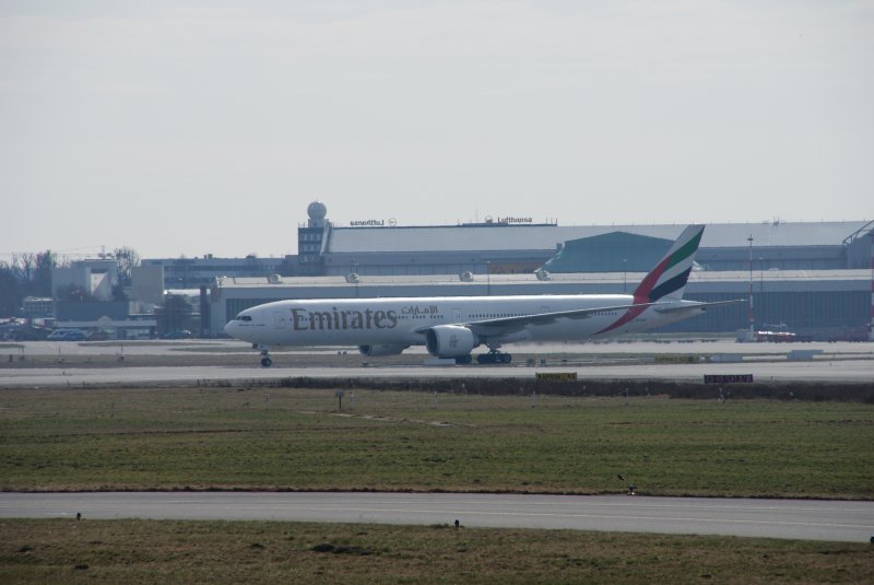 B777 der Emirates nach der Landung aus Dubai auf dem Weg zum Finger