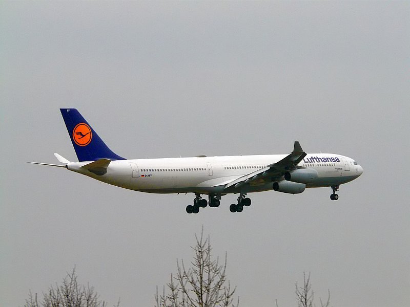 Bei ein bisschen Sonne gleitet der A340 der Lufthansa auf die 05R in Dsseldorf zu. Das Bild stammt vom 01.03.2009