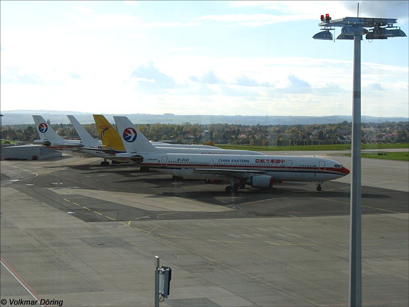 Bei den hier wartenden vier groen Flugzeugen sind zwei Maschinen der CHINA EASTERN dabei. Flughafen Dresden-Klotzsche, 2.11.2006
