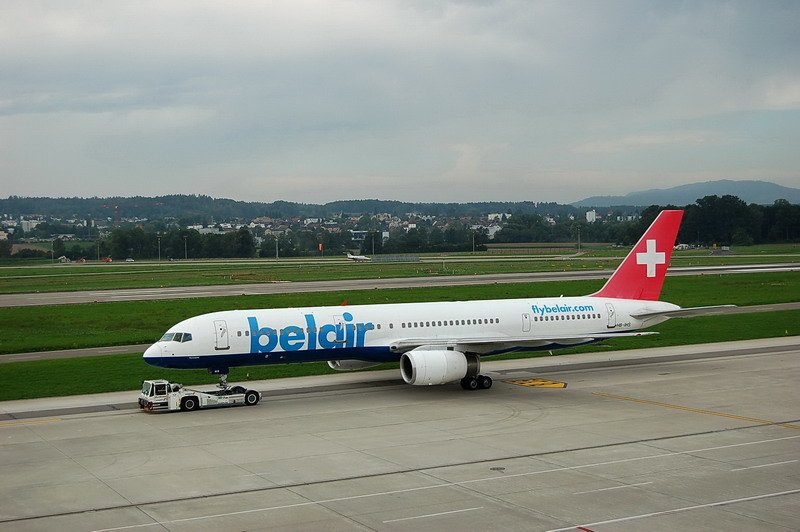 Belair Airlines, HB-IHS, Boeing 757-2G5. Ein stangenloser Flugzeugschlepper der Firma Goldhofer bringt die Boeing zur Werft nebenan. 6.9.2006