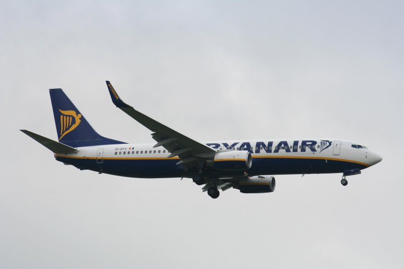 Ryanair B 737-8AS EI-EFC am 31.05.2009 im Landeanflug auf den