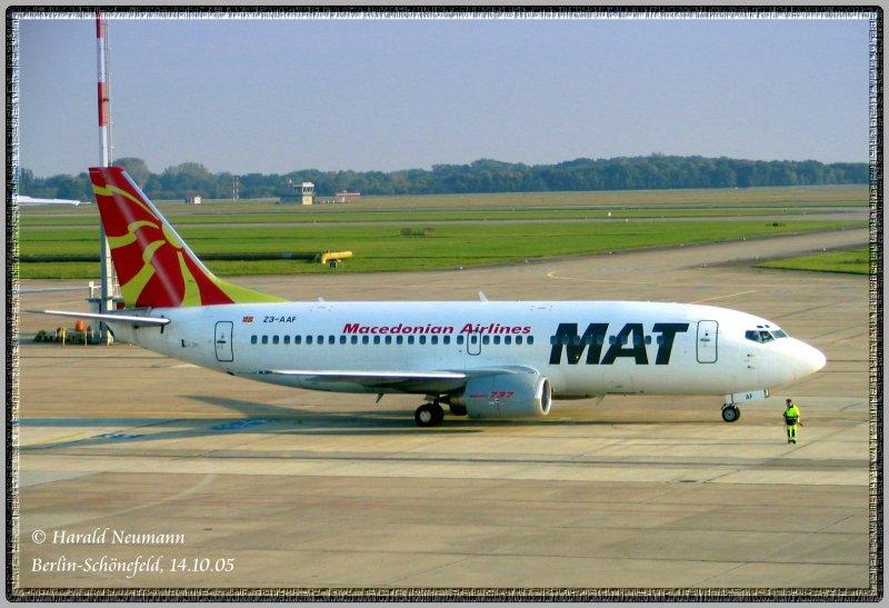 Eine Boeing 737-800 der Macedonien Airlines in Flughafen Sch�nefeld. 