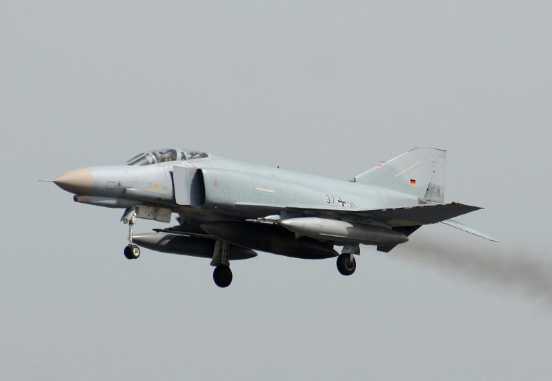 Bundeswehr F 4F Phantom 37+96 beim �berflug auf der ILA