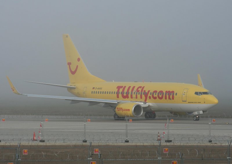 Tuifly B 737-7K5 D-AHXG im morgentlichen Nebel am 27.09.2008 auf