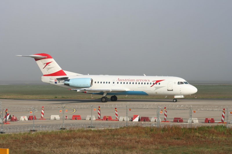 Austrian Arrows Fokker 70 OE-LFG im morgentlichen Nebel auf dem