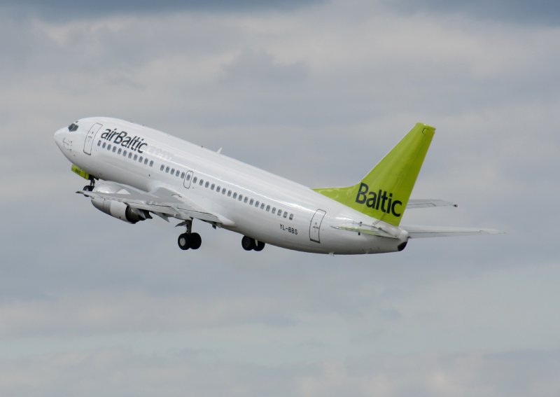 Air Baltic B 737-31S YL-BBS beim Start in Berlin-Tegel am