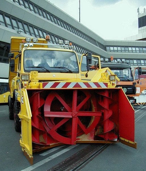 Schneeschleuder mit Ausblaskamin nach links. Anbau an DB Unimog mit