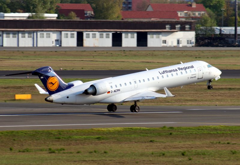 Lufthansa CiyLine CRJ701ER D-ACPH beim Start in Berlin-Tegel am 19.04.2009