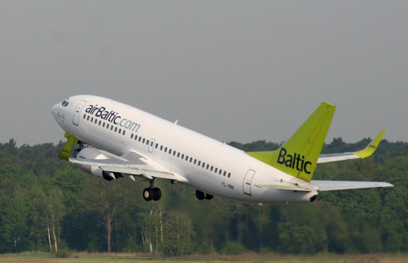 Air Baltic B 737-33A YL-BBI beim Start in Berlin-Tegel am